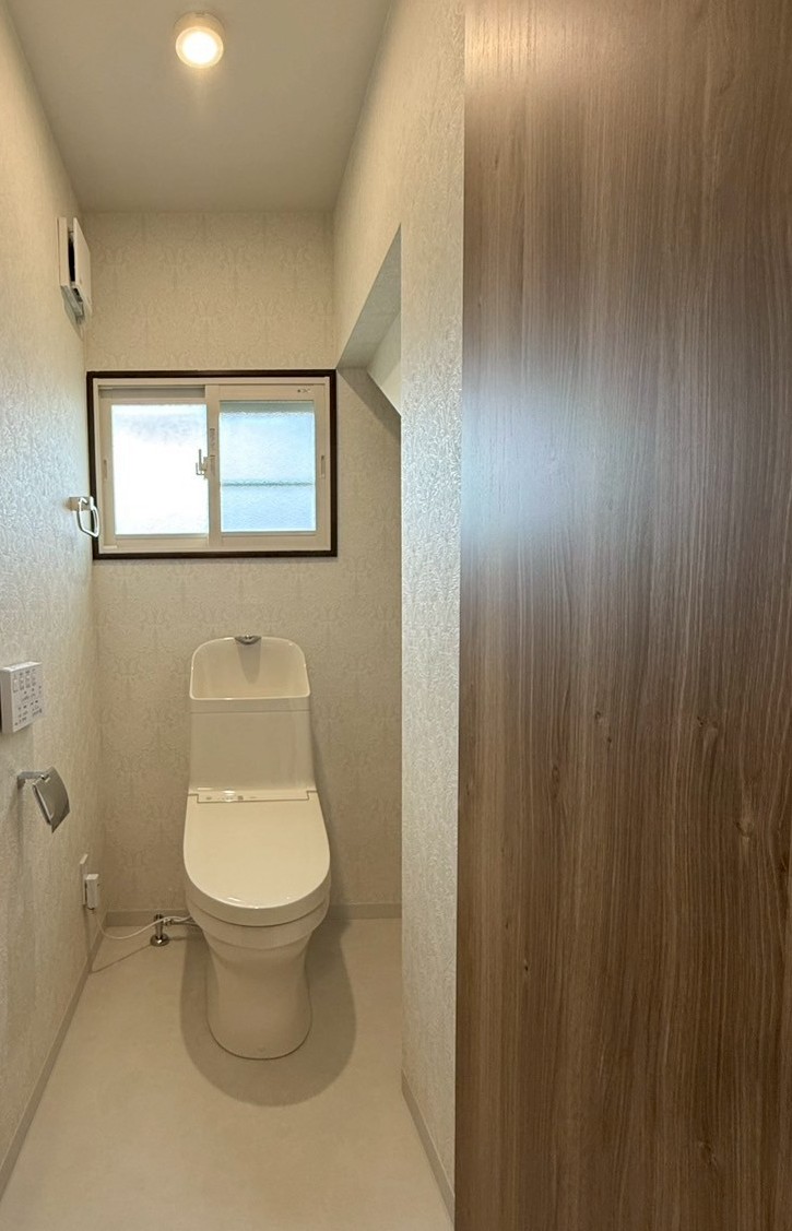落ち着きと清潔感を兼ね備えたナチュラルトイレ空間